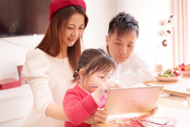 華為平板M5青春版新年篇：智能語(yǔ)音打破傳統(tǒng)規(guī)則，與你相約的互動(dòng)新方式！