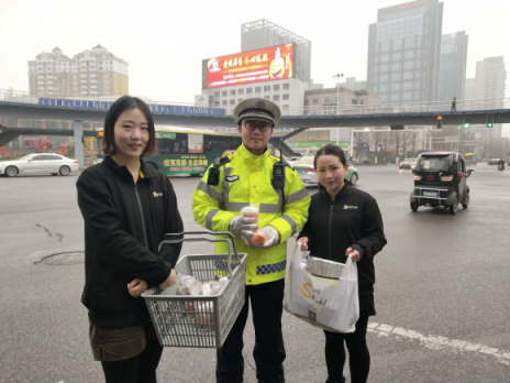 暖心！春節(jié)不打烊的蘇寧小店給過年堅守崗位的他們送禮物