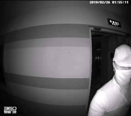 前不久，某小區(qū)業(yè)主家門前發(fā)生了這樣一幕……