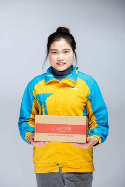 蘇寧最美女快遞員驚艷“變身”，網(wǎng)友大呼不出道可惜了