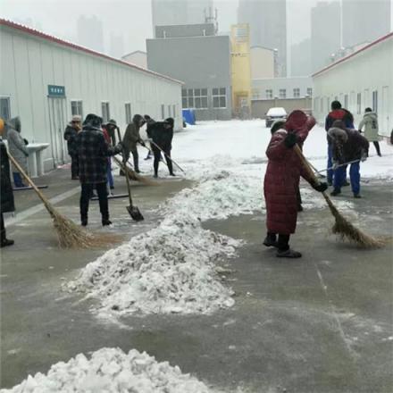 掃雪除冰保暢通 黃河科技學(xué)院315附屬醫(yī)院比雪更美的掃雪人！