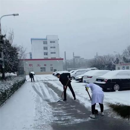 掃雪除冰保暢通 黃河科技學(xué)院315附屬醫(yī)院比雪更美的掃雪人！