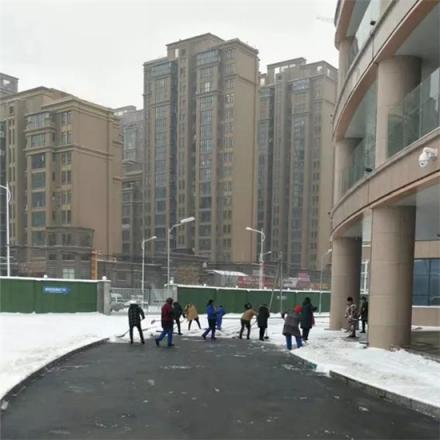 掃雪除冰保暢通 黃河科技學(xué)院315附屬醫(yī)院比雪更美的掃雪人！
