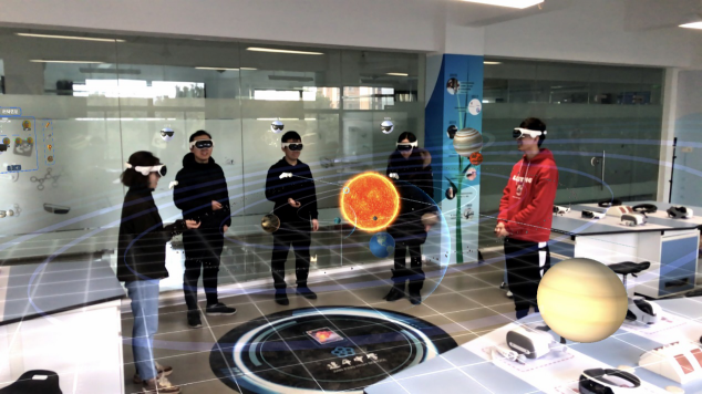 國內(nèi)首創(chuàng)！影創(chuàng)科技攜手建平中學(xué)打造K12混合現(xiàn)實(shí)全息教室