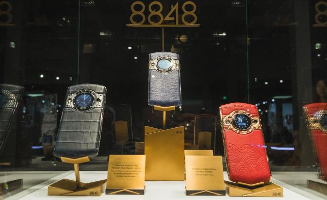 8848手機(jī)再登巴塞爾表展，一面手機(jī)一面腕表格外吸睛