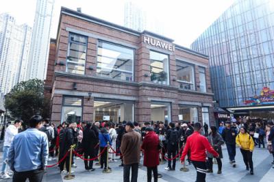 武漢華為授權(quán)體驗(yàn)店P(guān)lus開業(yè) 以全場景消費(fèi)體驗(yàn)驅(qū)動新零售升級