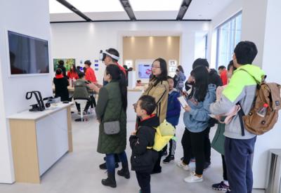 武漢華為授權(quán)體驗(yàn)店P(guān)lus開業(yè) 以全場景消費(fèi)體驗(yàn)驅(qū)動新零售升級