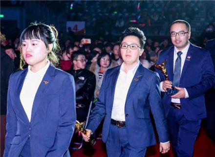 因?yàn)槠焚|(zhì)服務(wù)，客戶說這位銷冠就代表整個(gè)鏈家