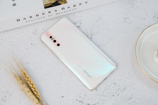 從此和挖孔屏說(shuō)再見(jiàn)，vivo X27帶你領(lǐng)略真全面屏的魅力！