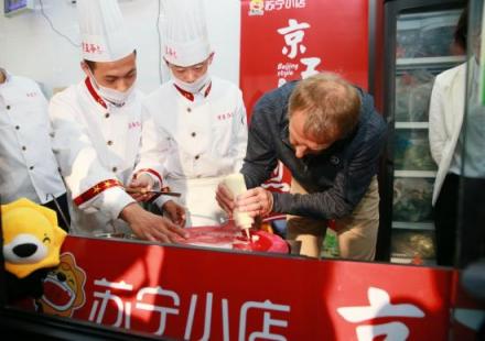 克林斯曼驚現(xiàn)北京朝陽區(qū)蘇寧小店，現(xiàn)場攤起了“金色大煎餅”