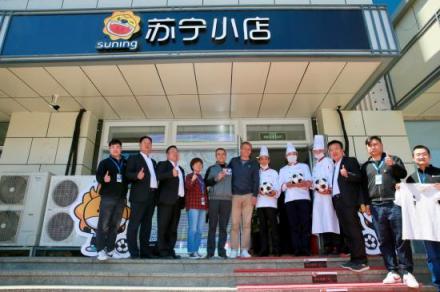 克林斯曼驚現(xiàn)北京朝陽區(qū)蘇寧小店，現(xiàn)場攤起了“金色大煎餅”