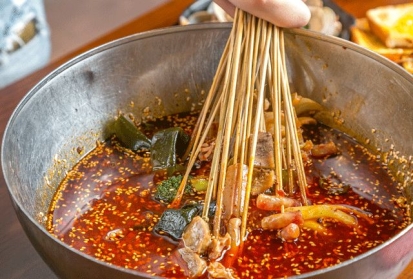 上海串串鼻祖紅料理人氣不斷，宵夜時間排長龍