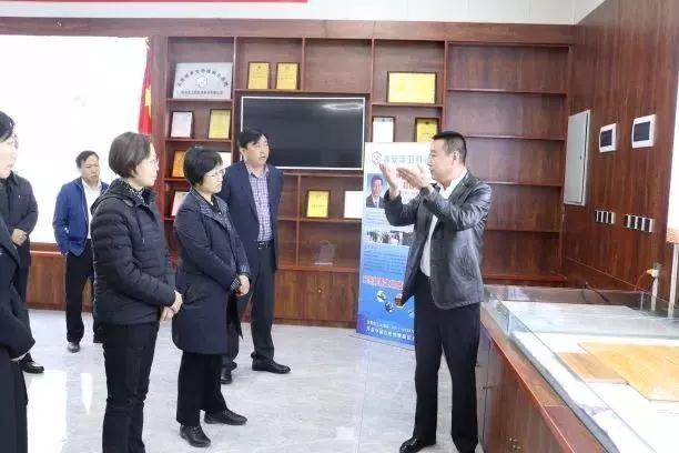 省委統(tǒng)戰(zhàn)部副部長白慧芳在暖季地暖科技延安基地藍(lán)衛(wèi)調(diào)研指導(dǎo)