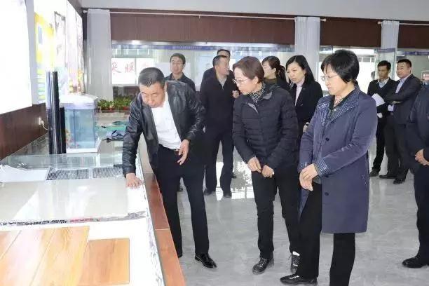 省委統(tǒng)戰(zhàn)部副部長白慧芳在暖季地暖科技延安基地藍(lán)衛(wèi)調(diào)研指導(dǎo)