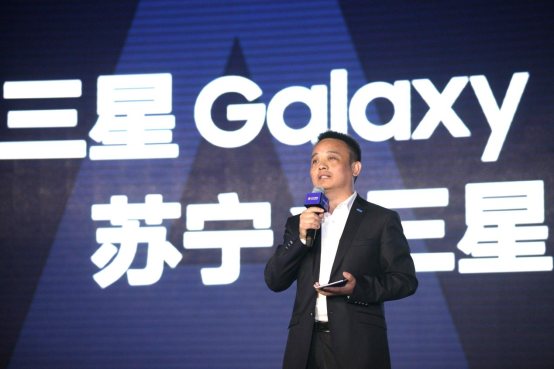 手卡又藏天機？蘇寧侯恩龍嘗鮮三星折疊屏