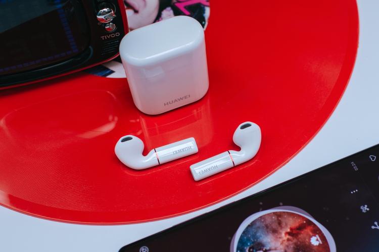 天空之鏡與天籟之音相輔相成 HUAWEI FreeBuds2 Pro的無(wú)線(xiàn)新花樣