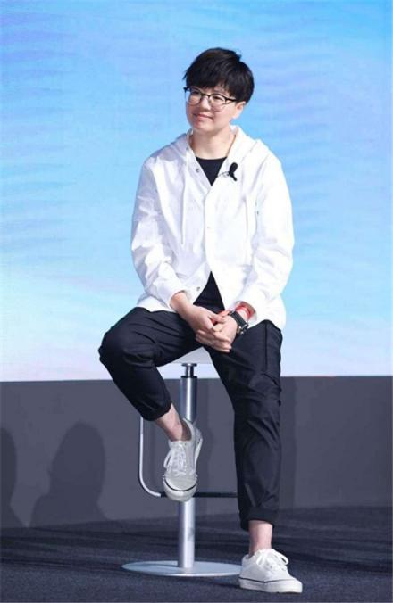 新美學(xué)時(shí)代的科技藝術(shù)品，華為P30抓住了時(shí)尚之魂