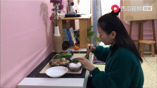 300塊的出租房活出30000塊的生活，打工妹變藝術(shù)家vlog走紅西瓜視頻