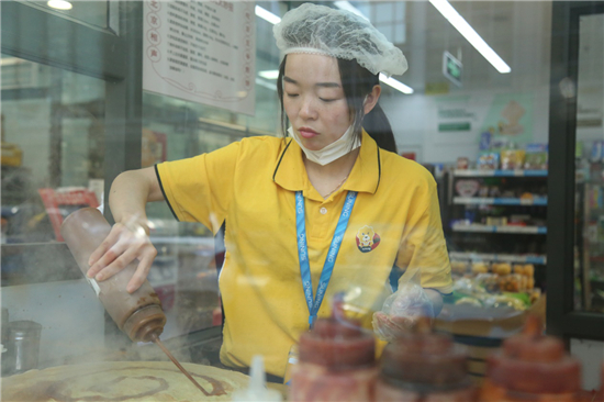 蘇寧小店的“煎餅西施”：一分鐘一張餅，顧客排隊來圍觀