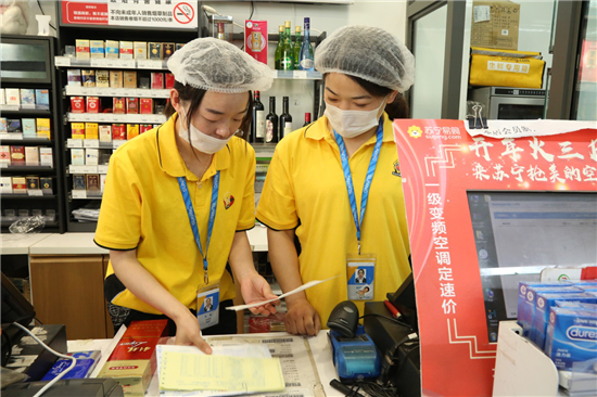 蘇寧小店的“煎餅西施”：一分鐘一張餅，顧客排隊來圍觀