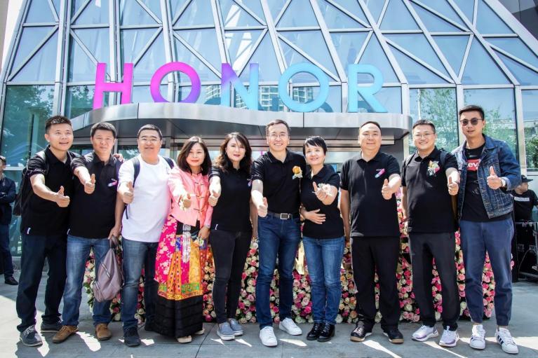 榮耀踏上新征程：云南榮耀Life潮玩店開業(yè)，“二級火箭”點火