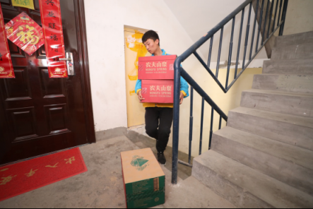 奮戰(zhàn)快遞一線，快遞員的暖心故事