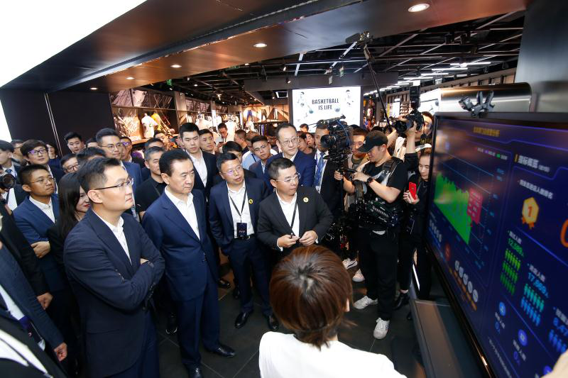 馬化騰、王健林巡店萬達，體驗小程序打卡，還領了安踏的優(yōu)惠券…