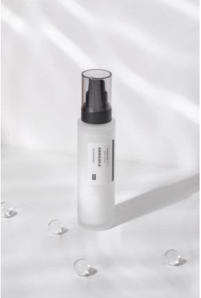 HomeFacialPro「隱形乳液」全新升級(jí) 開啟夏日元?dú)饧?/></p><p>為了給消費(fèi)者帶來更好的夏日護(hù)膚體驗(yàn)，HFP實(shí)驗(yàn)室®在本次乳液配方升級(jí)中進(jìn)行了39次的配方調(diào)制，研發(fā)出首個(gè)專研配比Jenny039™，蘊(yùn)含多種果糖保濕成分，原有的低聚糖濃度從0.1%提升至3.02%，大幅提高了保濕能力。低聚糖中蘊(yùn)含擁有超強(qiáng)保濕能力的糖類同分異構(gòu)體，能夠補(bǔ)充天然保濕因子，同時(shí)能夠綁定角質(zhì)細(xì)胞中的氨基酸，讓肌膚能夠獲得長達(dá)8小時(shí)的保濕能力，除此之外，它還能通過加強(qiáng)皮膚屏障來提高皮膚自身保濕鎖水能力，優(yōu)秀的保濕能力深受各大護(hù)膚品牌的青睞。為了將保濕效果做到極致，HFP實(shí)驗(yàn)室®復(fù)配了長角豆籽提取物，激活肌膚水通道，促進(jìn)肌膚輸水、鎖水和儲(chǔ)水，讓肌膚在炎熱夏季也能處于水嫩狀態(tài)。</p><p>在本次配方升級(jí)中研發(fā)師們創(chuàng)新添加了類蜂皇漿提取物這一控油成分，作為護(hù)膚界最優(yōu)先使用的控油成分，類蜂膠提取物能夠在短期內(nèi)大幅降低皮脂腺體的數(shù)量，減少皮脂分泌，從而達(dá)到長達(dá)3小時(shí)的控油效果，告別夏日“油”慮?！　?/p><p align=