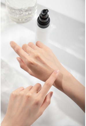 HomeFacialPro「隱形乳液」全新升級(jí) 開啟夏日元?dú)饧?/></p><p><strong>精研成分護(hù)膚 傳遞匠心精神</strong></p><p>國內(nèi)專業(yè)護(hù)膚品牌HomeFacialPro始終秉承著“以成分打動(dòng)肌膚”的品牌理念，為了尋找更優(yōu)的成分及研發(fā)出更合適的成分配比，HFP創(chuàng)建了由一線研發(fā)人員組成的HFP實(shí)驗(yàn)室®，在成分領(lǐng)域不斷鉆研深耕，為消費(fèi)者帶來更多的誠意之作。</p><p>除了聚焦產(chǎn)品本身的功效研發(fā)外，HFP也潛心于成分護(hù)膚理念的傳達(dá)，讓更多人能夠感受成分護(hù)膚之美。在今年春季，HFP攜手原液代言人王一博及新銳攝影師張家誠合作拍攝了一組KV大片，以成分對(duì)談為主題，充分演繹每個(gè)HFP成分的不同個(gè)性，在靜態(tài)的畫面中生動(dòng)傳達(dá)了成分護(hù)膚的理念?！　?/p><p align=