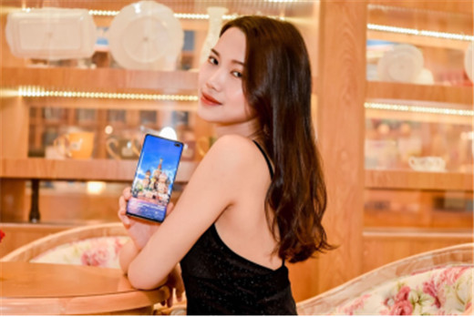 在三星Galaxy S10系列面前，屏幕是華為最大的痛