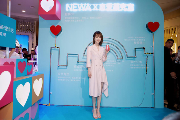 楊紫出席以色列NEWA家用射頻美容儀的活動，緊致少女肌令人羨慕