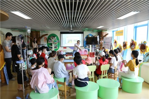 海鉅信達(dá)黨支部、義工隊(duì)六一“童”行送祝福