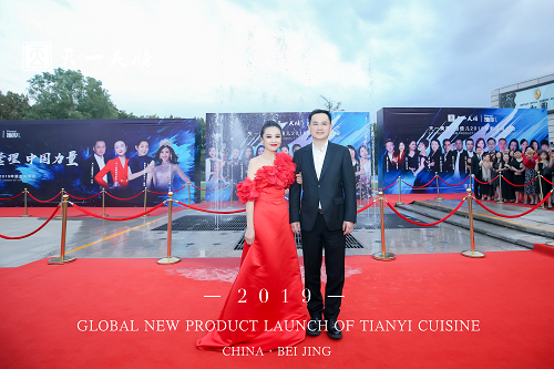 倪萍、王江寧出席天一美膳·飽倍兒2019新品發(fā)布會(huì)，星光熠熠眾星璀璨