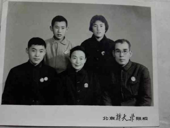 圓滿！熱心網(wǎng)友助力丟失25年老相冊(cè)神奇找到主人，揭開(kāi)所有謎題