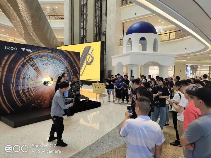 突發(fā)事件！上海愛琴海廣場驚現(xiàn)一機甲英雄？網(wǎng)友直呼：太硬核！