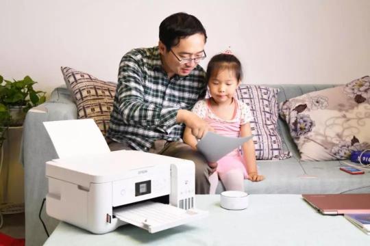 還在為家庭教育煩惱？ 愛普生智能套裝幫你三招搞定熊孩子
