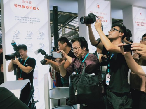 迎接機器人新時代，恒博機器人攜"開元盛世.中國夢"全系產(chǎn)品閃耀亮相