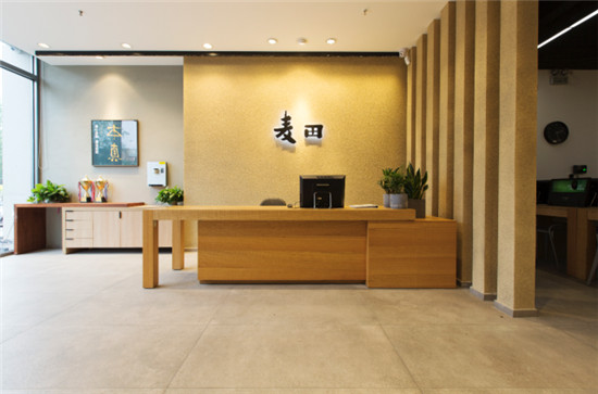 服務(wù)升級(jí)引領(lǐng)行業(yè)新探索 麥田房產(chǎn)蛻變?yōu)椤胞溙铩?/></p><p><strong>新經(jīng)紀(jì)人：消除距離，走到</strong><strong>顧客</strong><strong>身邊</strong></p><p>在印象中，經(jīng)紀(jì)人的形象，總是穿著黑西裝打著領(lǐng)帶。2005年，麥田房產(chǎn)從福建初入北京時(shí)，是首家經(jīng)紀(jì)人穿工裝、打領(lǐng)帶的中介，當(dāng)時(shí)給行業(yè)帶來了新的氣息。</p><p>十四年后，麥田又再次引領(lǐng)行業(yè)形象先河，一改經(jīng)紀(jì)人西裝革履的嚴(yán)肅形象，為每一位經(jīng)紀(jì)人量體裁衣，采用休閑西裝、牛仔褲、POLO衫、運(yùn)動(dòng)板鞋等時(shí)尚單品，打造十足的潮范兒。更“驚世駭俗”的是，在顧客以領(lǐng)帶顏色區(qū)分房產(chǎn)中介品牌的今天，麥田讓經(jīng)紀(jì)人摘下了標(biāo)志性的金色領(lǐng)帶!</p><p align=