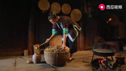 古法榨油、手工釀酒，廣西苗妹真實再現(xiàn)苗族風(fēng)土人情，網(wǎng)友：這才是人間天堂