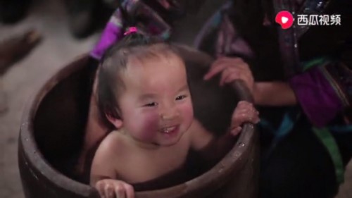 古法榨油、手工釀酒，廣西苗妹真實再現(xiàn)苗族風(fēng)土人情，網(wǎng)友：這才是人間天堂