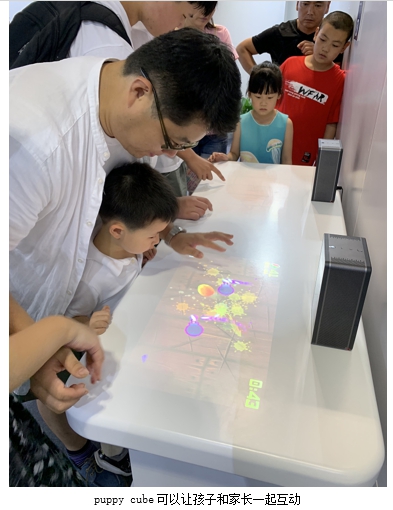 觸摸我的未來(lái)生活 puppy cube光影魔屏參展上?？破罩?/></p><p>除了能減輕用眼疲勞，puppy cube還內(nèi)置了海量應(yīng)用，內(nèi)置超過(guò)5萬(wàn)種兒童教育資源、1200萬(wàn)小時(shí)的有聲內(nèi)容，為家長(zhǎng)和孩子相處提供了更多的場(chǎng)景應(yīng)用選擇，在兒童互動(dòng)、啟蒙教育、在線(xiàn)學(xué)習(xí)等方面提供了更新的思路，這也符合科普周向?qū)W生普及科技教育的主旨。</p><p><strong>和科技同行</strong></p><p>科技以人為本，大批來(lái)自中科院等國(guó)家科研機(jī)構(gòu)的院士和專(zhuān)家，親自為科普周站臺(tái)講解，培養(yǎng)青少年對(duì)科技的興趣，以及對(duì)未來(lái)的思考，成為“含金量最高”的固定活動(dòng)。中科院院士歐陽(yáng)鐘燦帶來(lái)了深入淺出的演講，還向?qū)W生和家長(zhǎng)們介紹了科技發(fā)展的新趨勢(shì)，普及了豐富的知識(shí)。</p><p align=