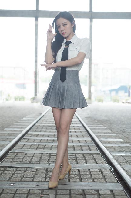 WCG現(xiàn)場(chǎng)驚現(xiàn)高顏女粉絲，顏值不輸?shù)消悷岚?/></p><p>大長(zhǎng)腿，好想看她表演“熱巴坐”</p><p align=