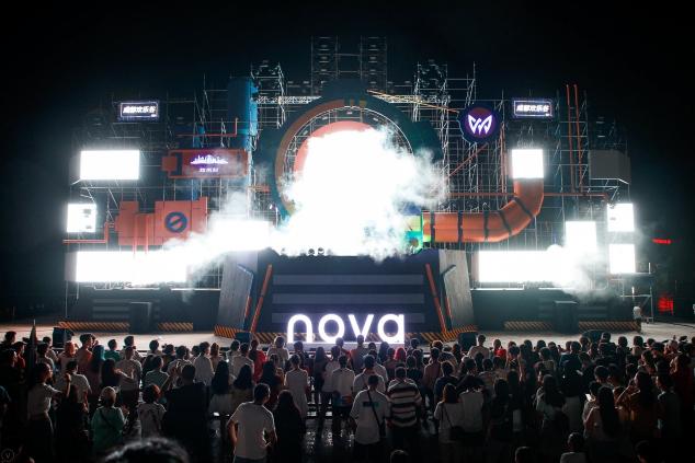 關(guān)曉彤打卡“nova 游樂園”，nova 5i Pro成女神游園標配