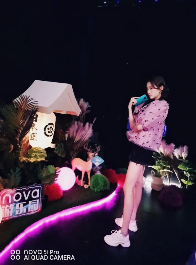 關(guān)曉彤打卡“nova 游樂園”，nova 5i Pro成女神游園標配