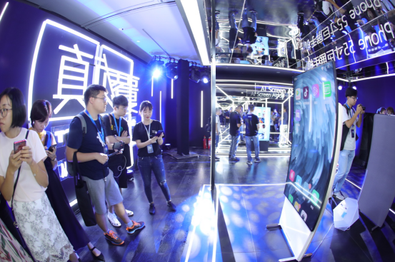 一句話就能搞定“看片”，TCL·XESS智屏讓你“放下小的，玩點大的”