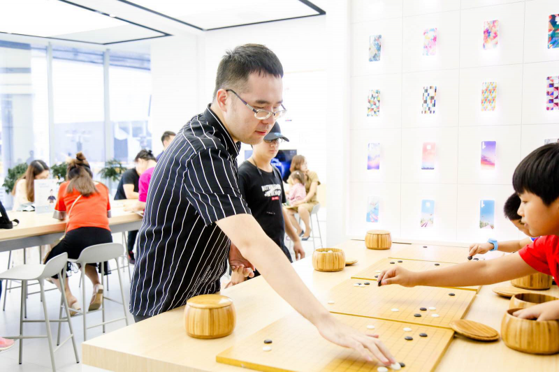 從對(duì)手到工具 圍棋世界冠軍親臨濟(jì)南華為門店談AI與圍棋