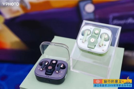 貓王收音機(jī)發(fā)布全球首款配備獨(dú)立可通用控制器TWS耳機(jī)，性感設(shè)計(jì)打破直男風(fēng)