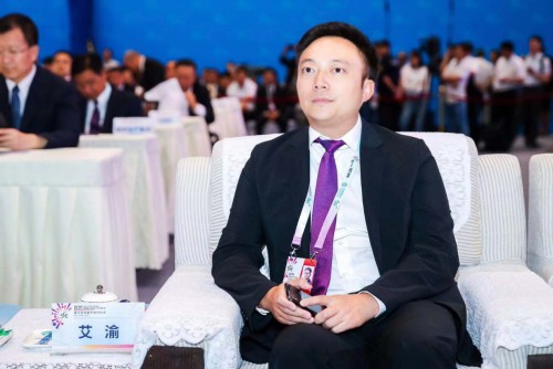 特斯聯(lián)CEO艾渝受邀出席并見證2019智博會(huì)重大項(xiàng)目集中簽約儀式