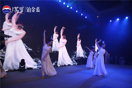 鉑金藍(lán)漢醬精心打磨“鉑金盛宴”，探味51度綿柔醬香五重芳華