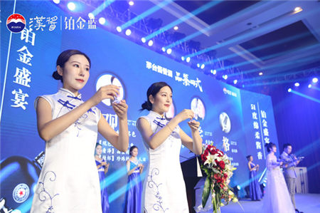 鉑金藍(lán)漢醬精心打磨“鉑金盛宴”，探味51度綿柔醬香五重芳華